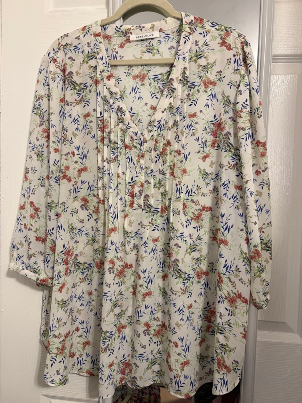 Rose & Olive Floral Tunic light and Flowy style Size 2X PtP 26 inches L 31